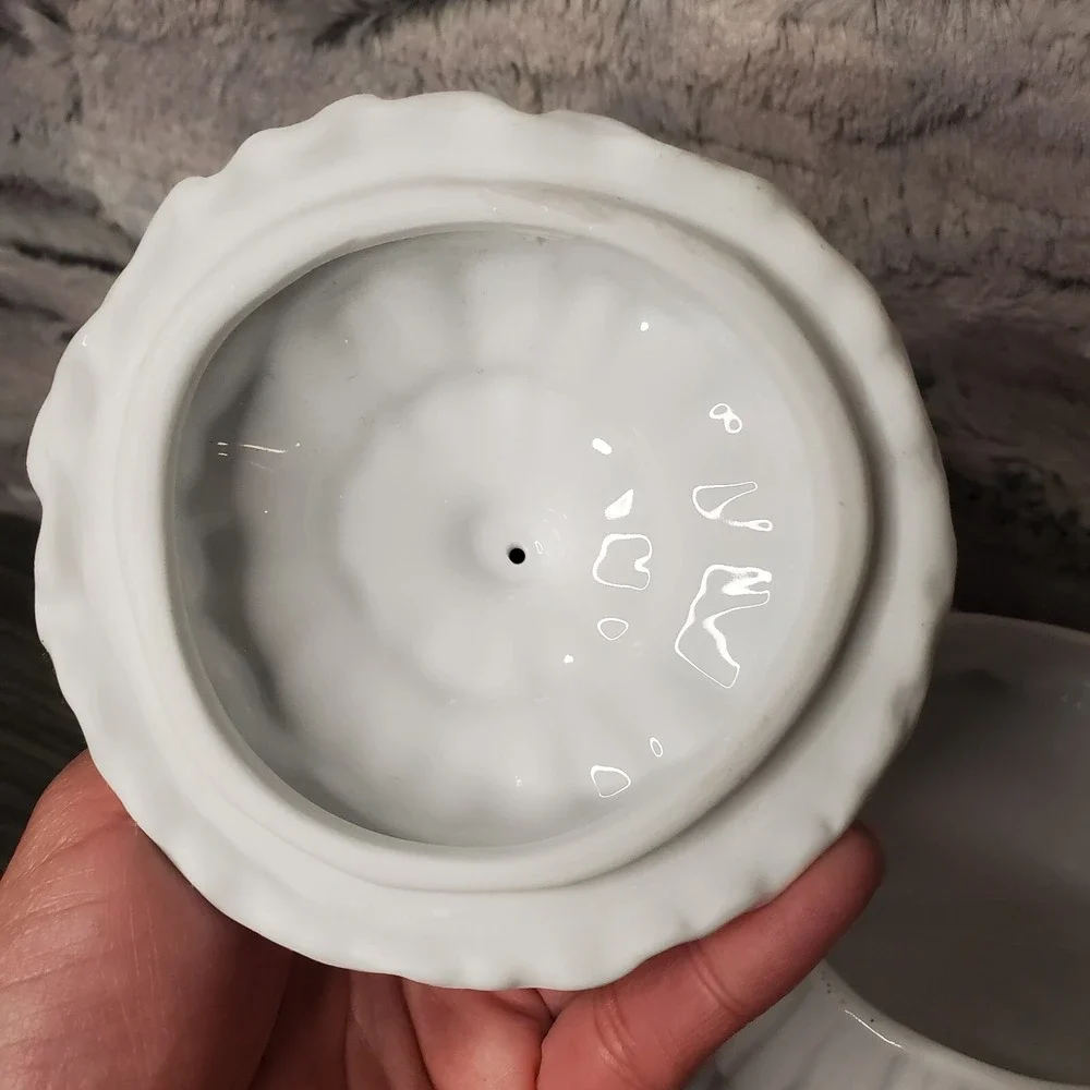 Kaldun Bogle White Porcelain Super Ruffle Belle‎ Dress Trinket Box Covered Dish
